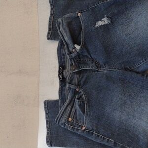 LEI, Size 7, Distressed Denim Capri